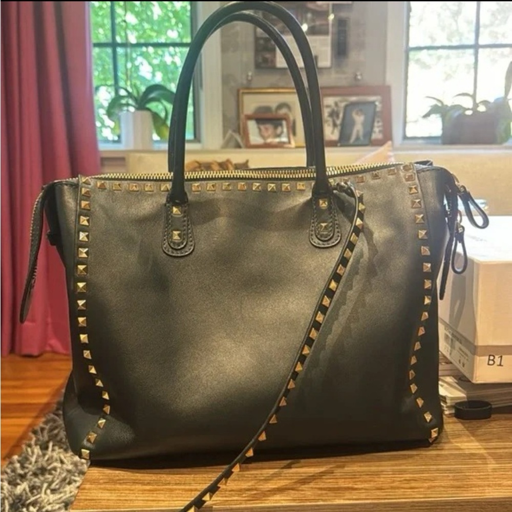 Great condition by Valentino Garavani limited edition, crossbody, black leather